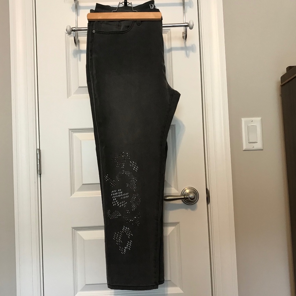 NWOT DG2 5-pocket dark gray jeans with gunmetal bling —virtual stretch (16P)
